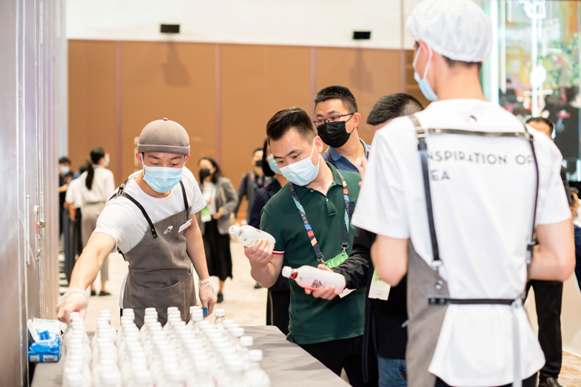 喜茶參與2021年中國連鎖餐飲峰會(huì) 取茶柜入選CCFA連鎖餐飲優(yōu)秀創(chuàng)新案例