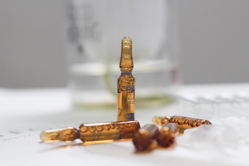 大油田？沙漠干？ISDIN怡思丁玻尿酸安瓶，讓你的肌膚水當當