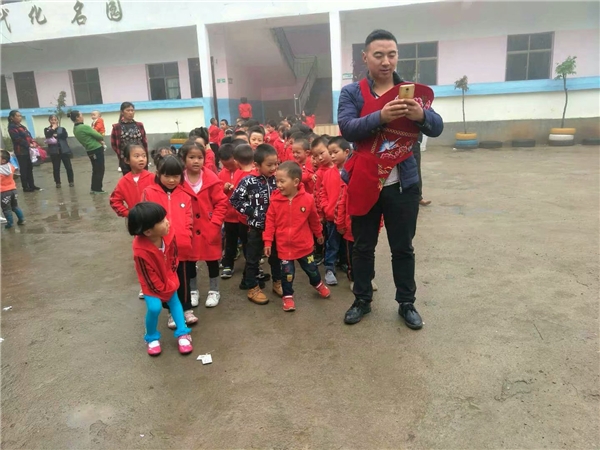 從“乞丐校長(zhǎng)”到頭條好心人，王龍羽給了留守兒童第二個(gè)“家”