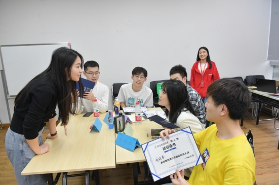 新職業(yè)故事：作業(yè)幫三個95后輔導老師在成都