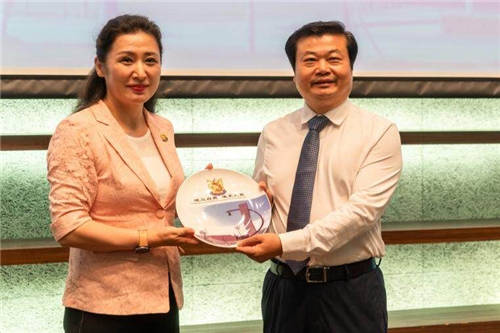 廣藥集團(tuán)李楚源受邀汕頭大學(xué)長江大講壇，講述“時尚中藥化 中藥時尚化 ”中醫(yī)藥產(chǎn)業(yè)發(fā)展戰(zhàn)略