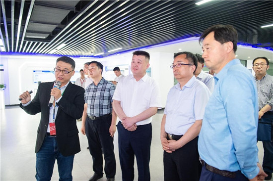 工信部信息技術發(fā)展司謝少鋒司長鼓勵華云數(shù)據(jù)以“信創(chuàng)云基座”為基石構建中國信創(chuàng)產業(yè)生態(tài)