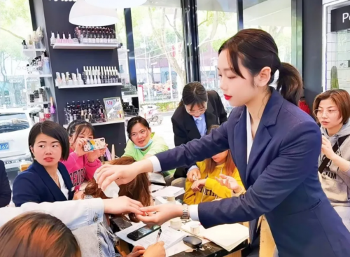 收錢吧商家故事：9年開6家化妝品連鎖，美女老板有秘方