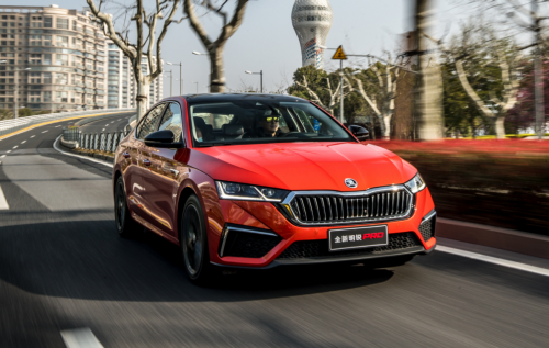 15萬左右的緊湊型車，斯柯達(dá)明銳pro和日產(chǎn)軒逸2021款哪個(gè)好？