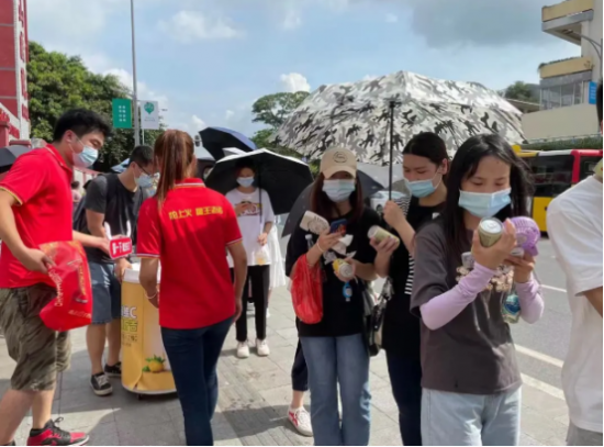 廣藥集團李楚源：一行在防疫一線慰問，為抗疫群眾送上高溫關懷