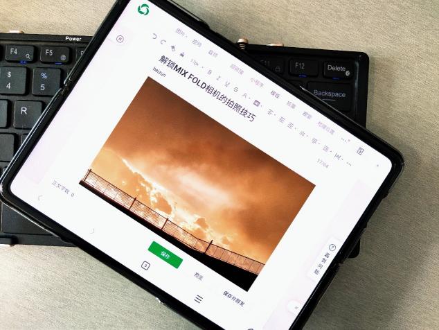 誰(shuí)說(shuō)大屏和便攜不能兼具，小米MIX FOLD開(kāi)啟“輕”玩法