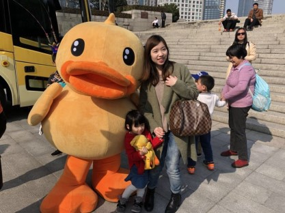 B.Duck小黃鴨主題獻(xiàn)血車在路上，速度上車！