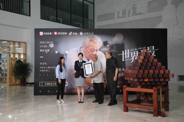 64歲中國木匠大爺打造魯班鎖，成功打破吉尼斯世界紀(jì)錄