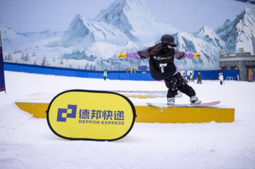 炎炎夏日與“雪友”暢快滑雪，德邦快遞助力淡季滑雪需求