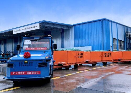 馭勢科技無人駕駛物流車率先駛入巴斯夫浦東基地