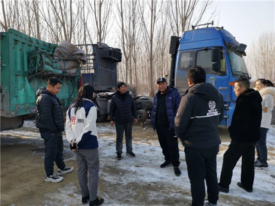 最近，滿幫幫助了一對孤兒，把父母留下的事故車運回老家