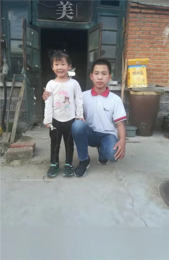 最近，滿幫幫助了一對孤兒，把父母留下的事故車運回老家