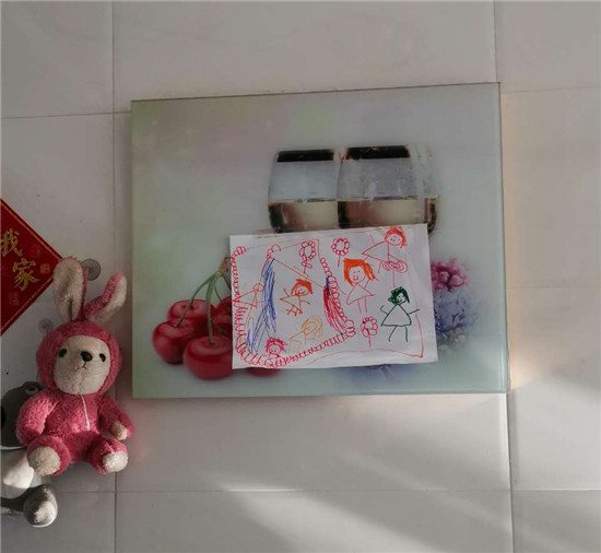 最近，滿幫幫助了一對孤兒，把父母留下的事故車運回老家