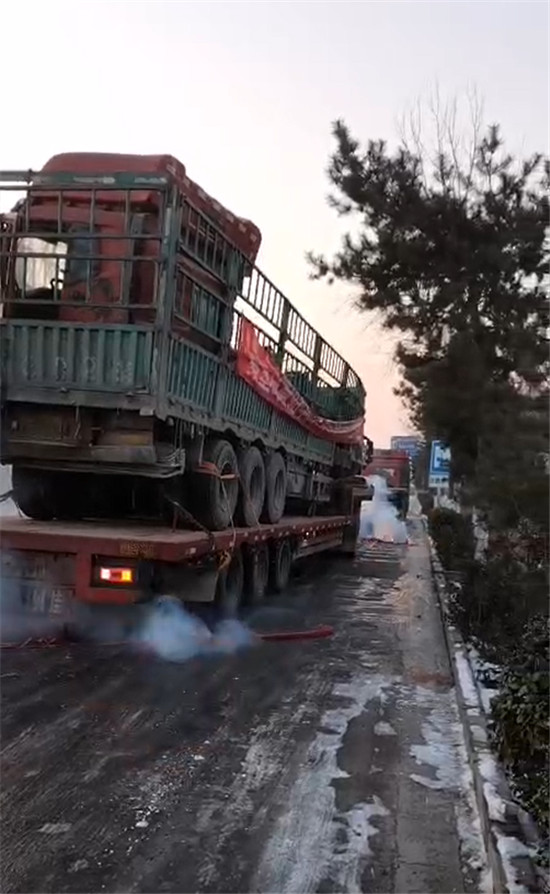 最近，滿幫幫助了一對孤兒，把父母留下的事故車運回老家