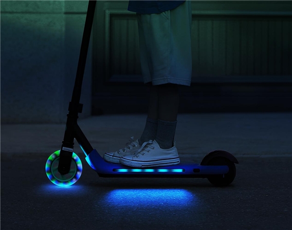 孩子的第一輛電動(dòng)滑板車，不妨從九號(hào)公司的A6開始