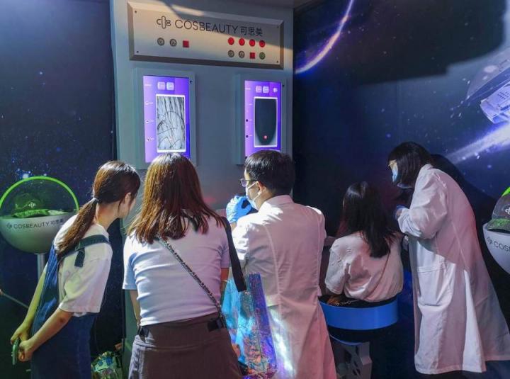 直擊2021淘寶造物節(jié)現(xiàn)場，硬核黑科技可思美電激光生發(fā)儀來啦！