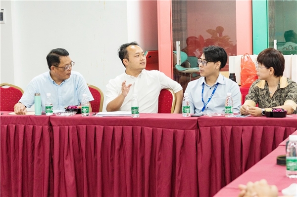 ?感恩阿卡索的公益愛心 普寧橋柱中學(xué)和西樓小學(xué)到訪交流贈(zèng)錦旗