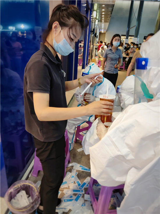 江寧高新區(qū)核酸檢測(cè)： 商家、企業(yè)齊助力 共筑疫情防控線。