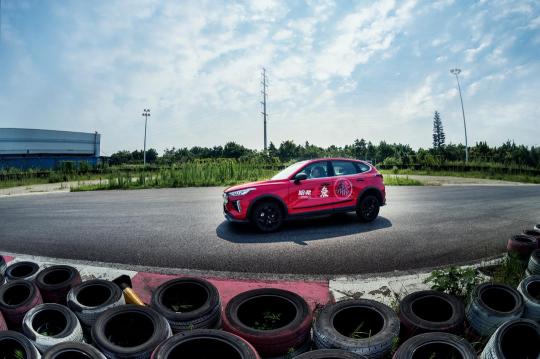 賽道搞事情？ “新次元激擎座駕”哈弗赤兔它來了！