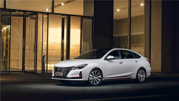 長(zhǎng)安汽車(chē)銳程CC藍(lán)鯨版，一款真正懂國(guó)人的轎車(chē)！