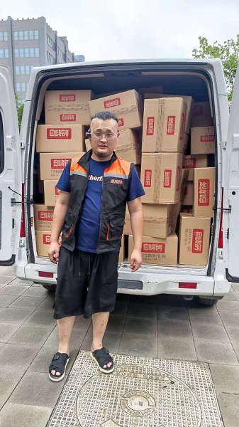 貨拉拉鄭州司機(jī)馳援衛(wèi)輝路上度過一生難忘生日