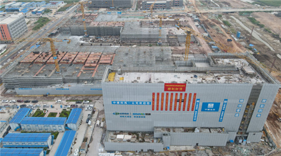 2022年投產(chǎn)！中郵信源研發(fā)及智能制造基地首棟大樓順利封頂
