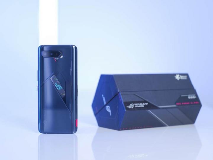 ROG游戲手機5S Pro上手實測，驍龍888 Plus跑分95萬刷新魯大師記錄！