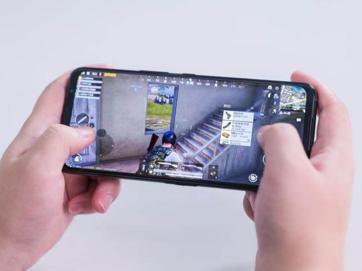 ROG游戲手機5S Pro上手實測，驍龍888 Plus跑分95萬刷新魯大師記錄！