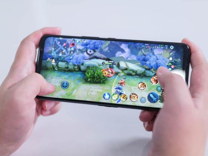 ROG游戲手機5S Pro上手實測，驍龍888 Plus跑分95萬刷新魯大師記錄！
