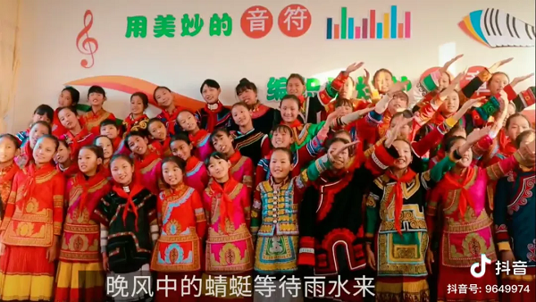 85后涼山小伙帶40位留守女孩唱歌，被批不務(wù)正業(yè)，抖音網(wǎng)友卻驚為天籟