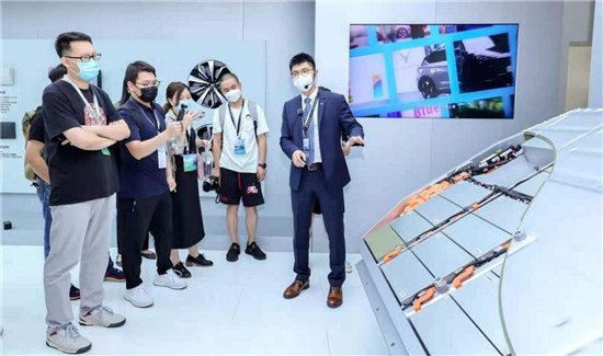 極狐汽車全陣容首秀成都車展技術(shù)展區(qū)示范整車安全
