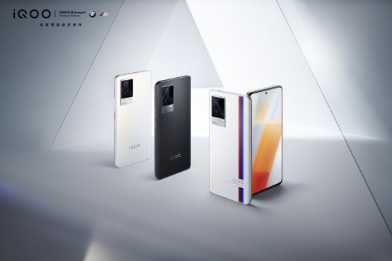 新一代KPL官方用機(jī)iQOO 8亮相2021世冠總決賽，iQOO攜手周深強(qiáng)悍助陣