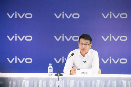 vivo釋放玻璃鏡片預(yù)熱海報(bào) X70系列帶來(lái)光學(xué)器件新突破
