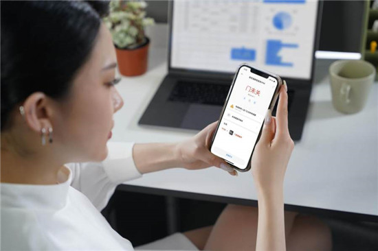 獨特大鏡頭高顏值又安全 鹿客貓眼智能鎖R1M現(xiàn)貨開售即被熱搶