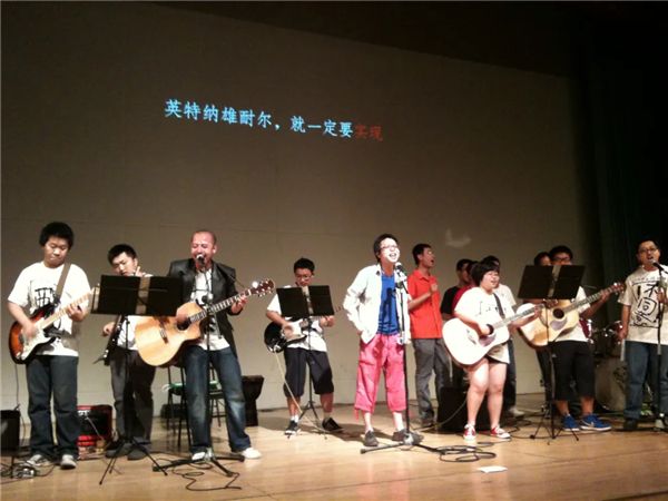 北大畢業(yè)生專職做搖滾科普，獲贊250萬，抖音網(wǎng)友：這很朋克
