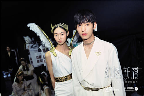群星齊聚點(diǎn)亮百麗秀場(chǎng)，2021“幻燃 新履”年度大秀華麗上演