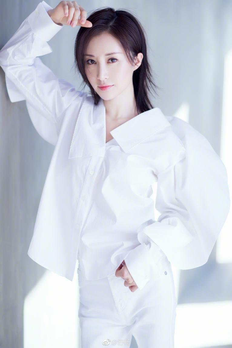 百變演員舒暢解鎖主播新身份，創(chuàng)新“劇情風(fēng)”直播間