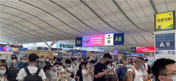 國(guó)慶黃金周高薪“搶人” 萬(wàn)興科技“百萬(wàn)年薪”引才高鐵廣告吸睛