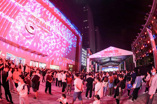 夜間火爆依舊 京東MALL開(kāi)業(yè)外場(chǎng)PARTY點(diǎn)亮西安夜生活