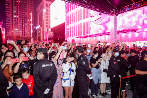夜間火爆依舊 京東MALL開(kāi)業(yè)外場(chǎng)PARTY點(diǎn)亮西安夜生活