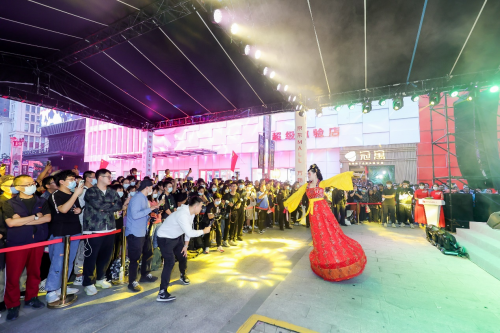 夜間火爆依舊 京東MALL開(kāi)業(yè)外場(chǎng)PARTY點(diǎn)亮西安夜生活