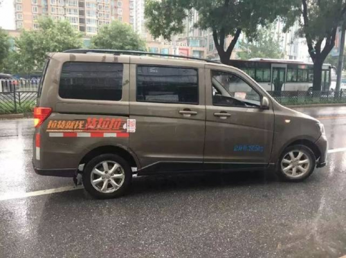 貨拉拉司機(jī)冒雨送貨，服務(wù)精神值得點(diǎn)贊