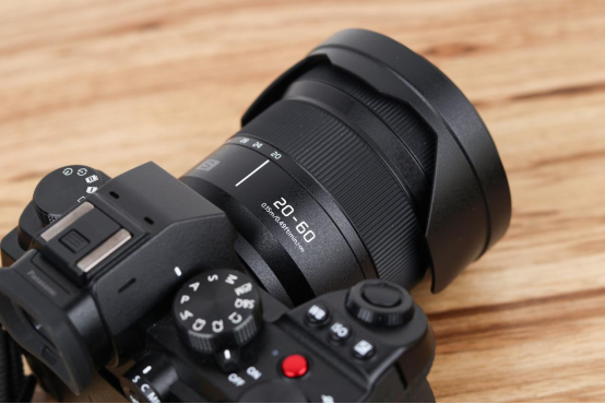 松下LUMIX S5掛機(jī)頭？當(dāng)然是LUMIX S 20-60mm