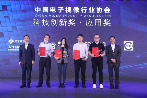 TCL 98X9C巨幕智屏拿下「科技創(chuàng)新獎」，網(wǎng)友：實至名歸