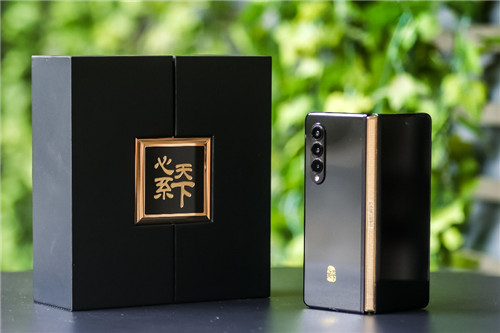 遇見(jiàn)心系天下三星W22 5G“珍珠紋”：高端工藝 一眼萬(wàn)年