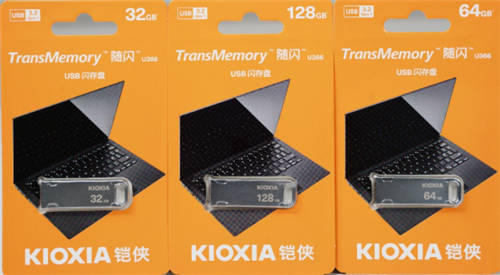 雙11 U盤選購推薦 鎧俠隨閃U366速度和品質(zhì)兼?zhèn)?/></p><p>對于一個U盤來說，影響其讀寫性能最重要的就是USB兼容的接口協(xié)議了，市面上常見的許多U盤還依舊只兼容到USB2.0協(xié)議，但鎧俠隨閃U366 U盤兼容USB 3.2 Gen1協(xié)議，傳統(tǒng)的USB2.0協(xié)議傳輸速度是480Mbps，而USB 3.2 Gen1的協(xié)議傳輸速率高達5Gbps，從而極大的提升了這款U盤的讀寫性能，大容量的文件也能在較短的速度內(nèi)完成拷貝，這對于差旅辦公人群來說，尤其能提升工作效率，縮減傳輸數(shù)據(jù)耗費的時間。</p><p align=