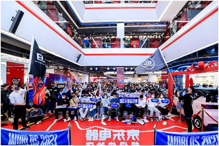 S11總決賽之夜人氣火爆 超萬人在西安京東MALL見證EDG奪冠
