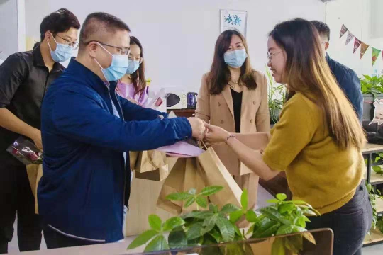 千名“碼農(nóng)”：領(lǐng)到愛心早餐 收到幸?！按a”