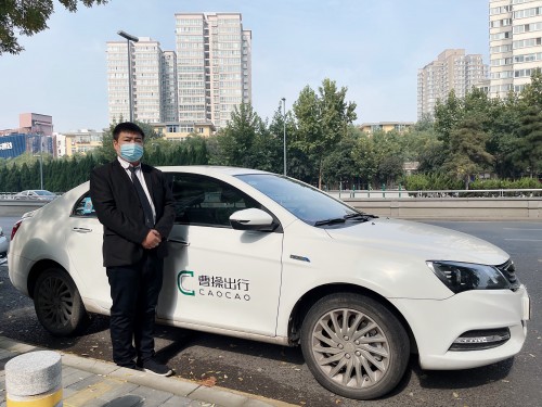 遇路人突發(fā)疾病，曹操出行司機(jī)智闖紅燈緊急送醫(yī)
