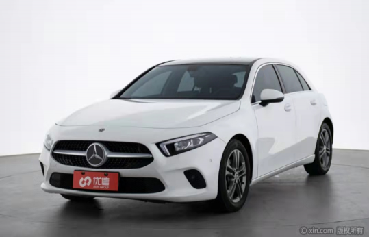 優(yōu)信二手車西安賣場提貨奔馳，豪車夢終于落地實現(xiàn)